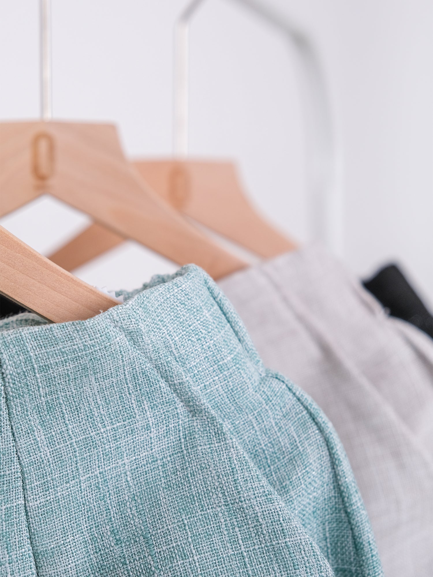 SLIM CUT LINEN SHORTS